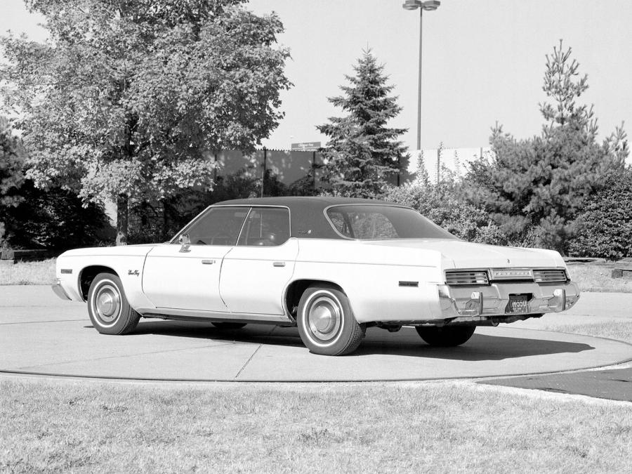  Plymouth Gran Fury Brougham Hardtop Sedan 1975 года  (фото 2 из 3)